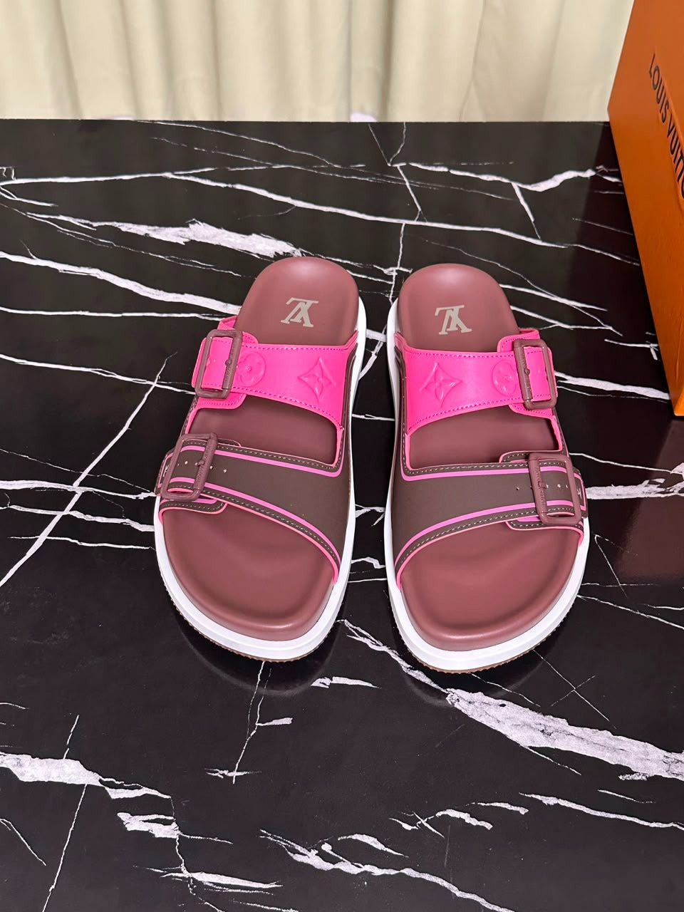 Sandália Louis Vuitton Trainer Mule Rose