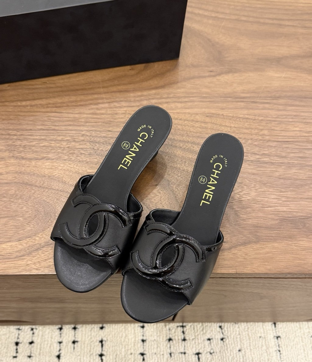 Chanel Interlocking CC Heeled Mules Black. Salto 5 cm.