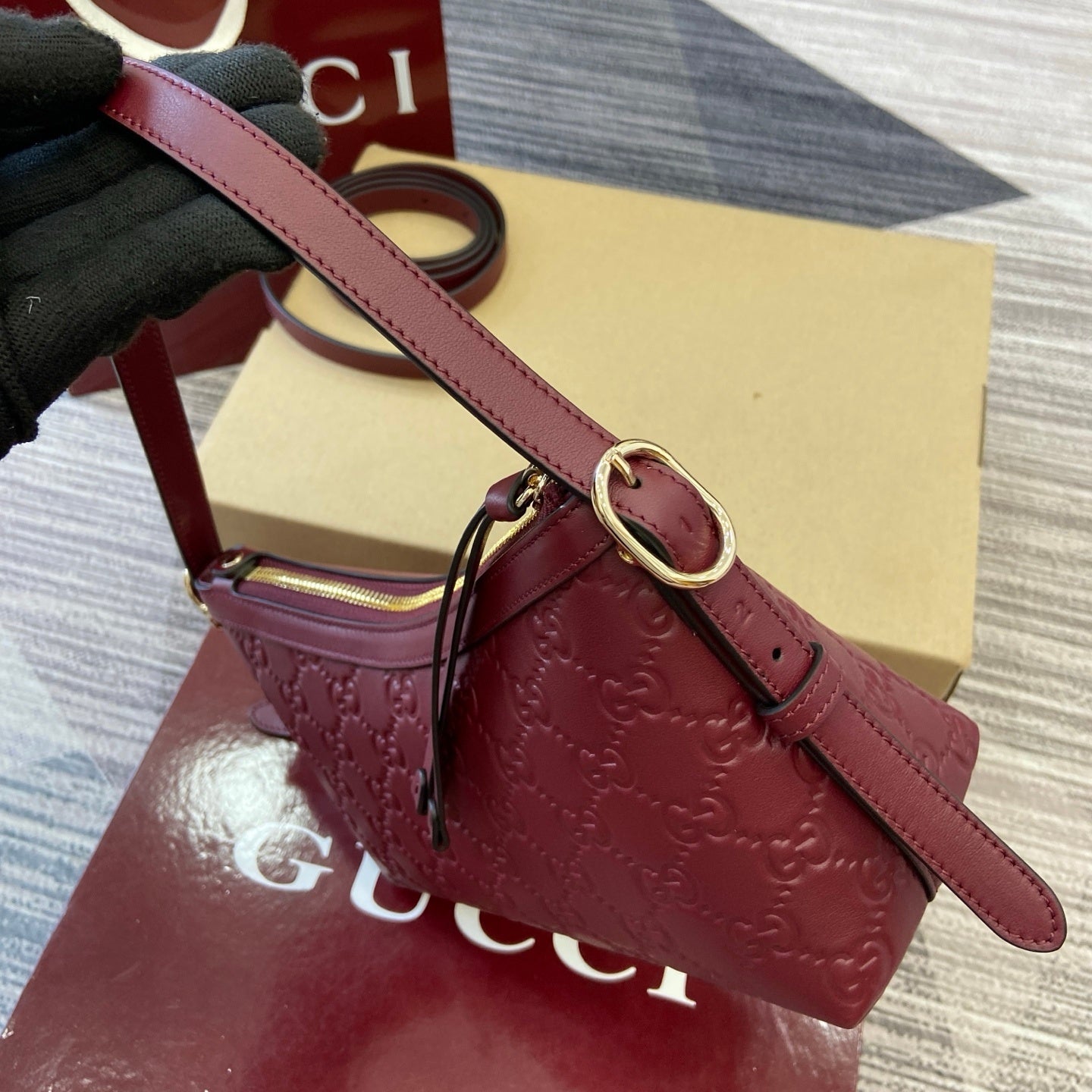 Gucci GG Emblem Small Shoulder Bag Bôrdo