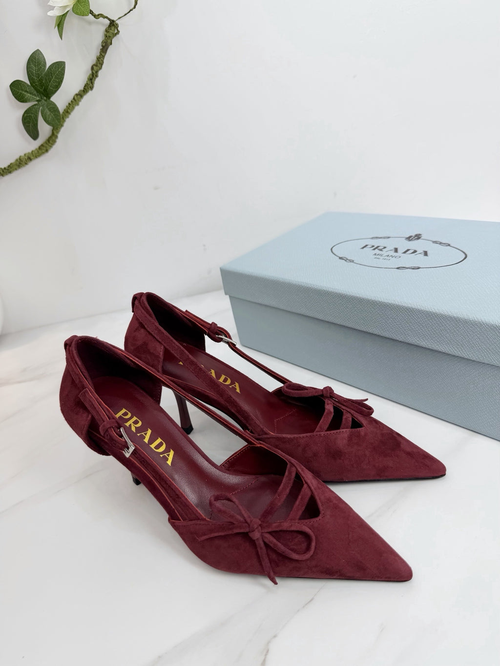 Prada Scarpin Open-Side Em Couro Camurça Vinho Com Laço. Salto 7,5 cm.