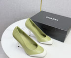 Chanel Square-Toe Cap-Toe Pumps in Olive Green & White Leather. Salto 9 cm.