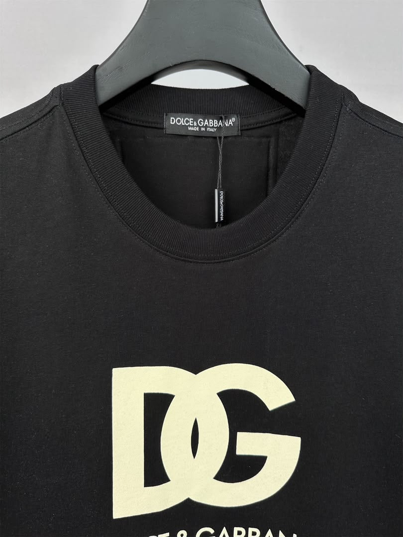 Camiseta Dolce & Gabbana com Tag Traseira de Cetim Dourado "2024"
