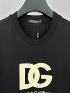 Camiseta Dolce & Gabbana com Tag Traseira de Cetim Dourado "2024"