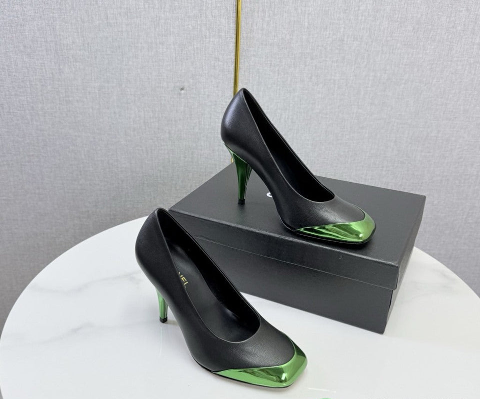 Chanel Square-Toe Cap-Toe Pumps in Black & Metallic Green Leather. Salto 9 cm.