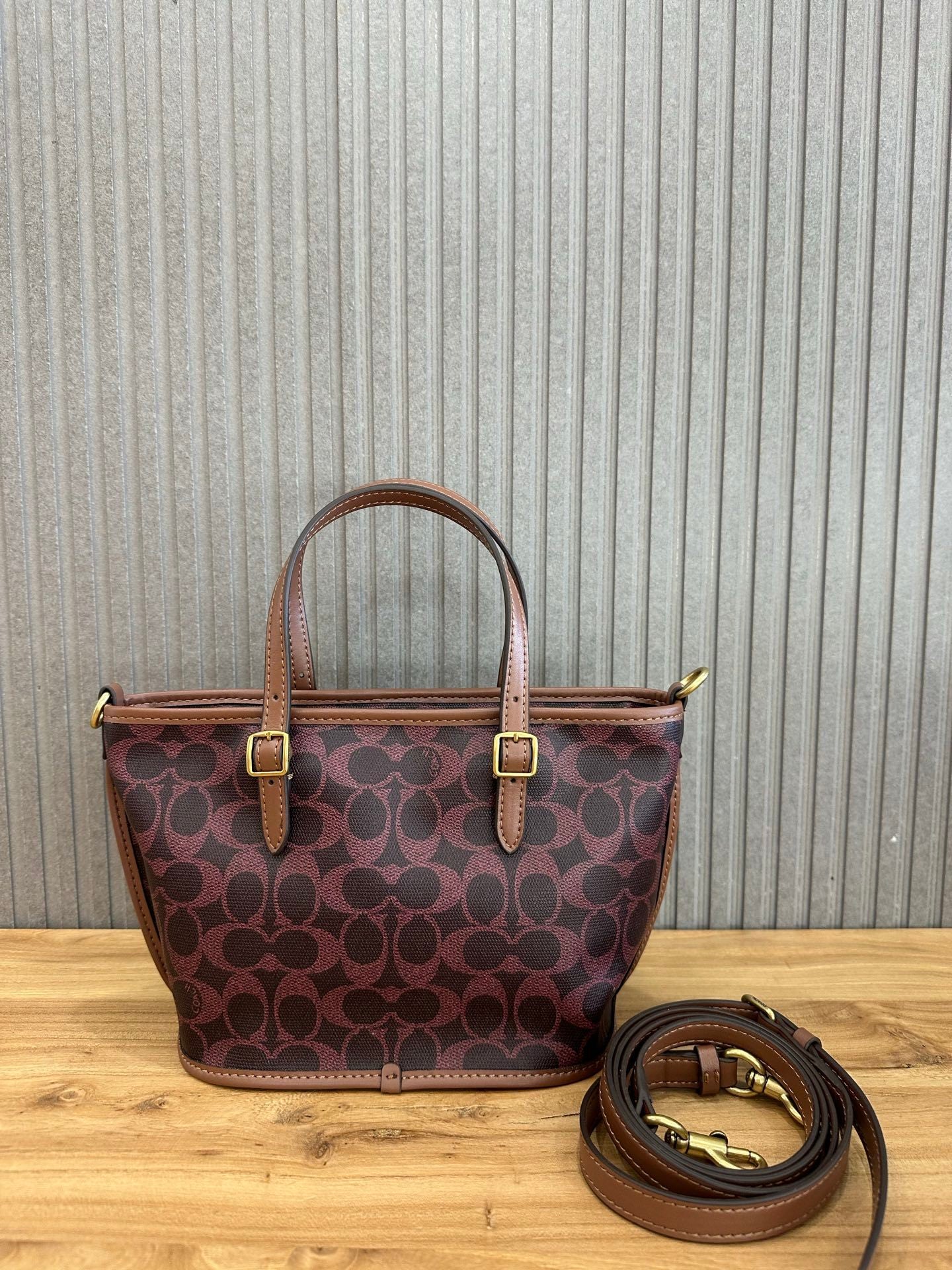 Coach Taxi Tote 21 Signature Bordô Ferragens Douradas