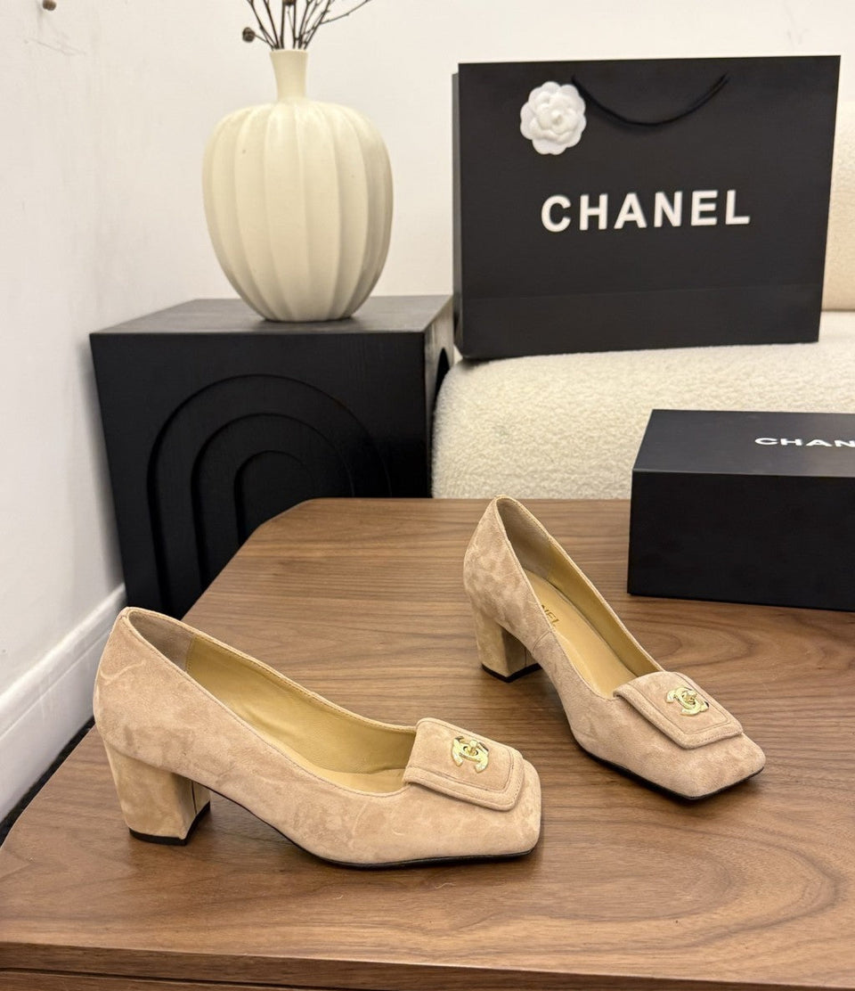 Chanel Blazy Turnlock Pumps Beige. Salto 5 cm.