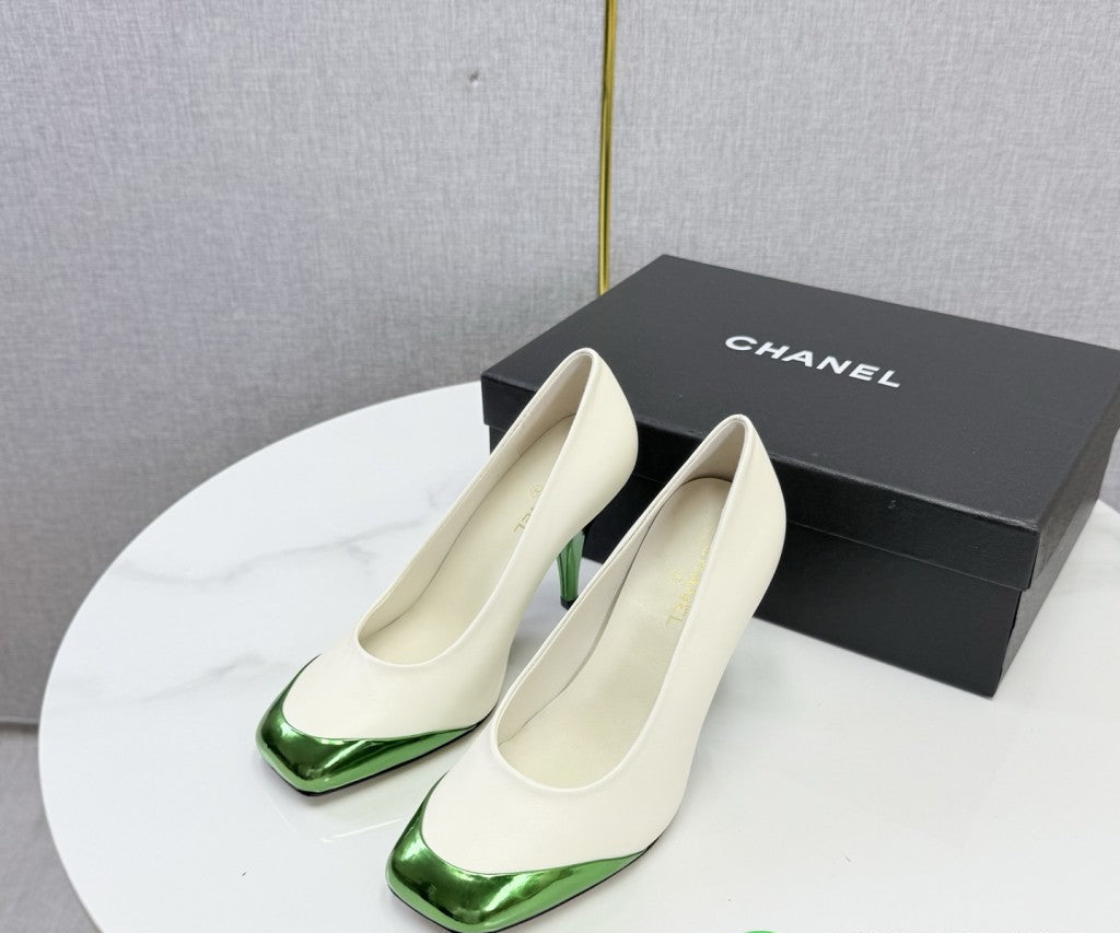 Chanel Square-Toe Cap-Toe Pumps in White & Metallic Green Leather. Salto 9 cm.