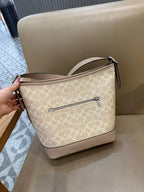 Coach Jude Duffle Bag em Signature Canvas Khaki Claro Ferragens Prata