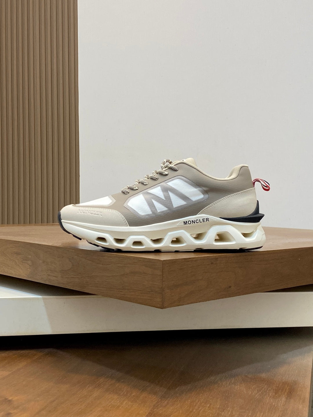 Tênis Moncler Leave No Trace Beje / Off White