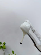 Prada Scarpin Open-Side Em Couro Verniz Branco Com Laço. Salto 7,5 cm.