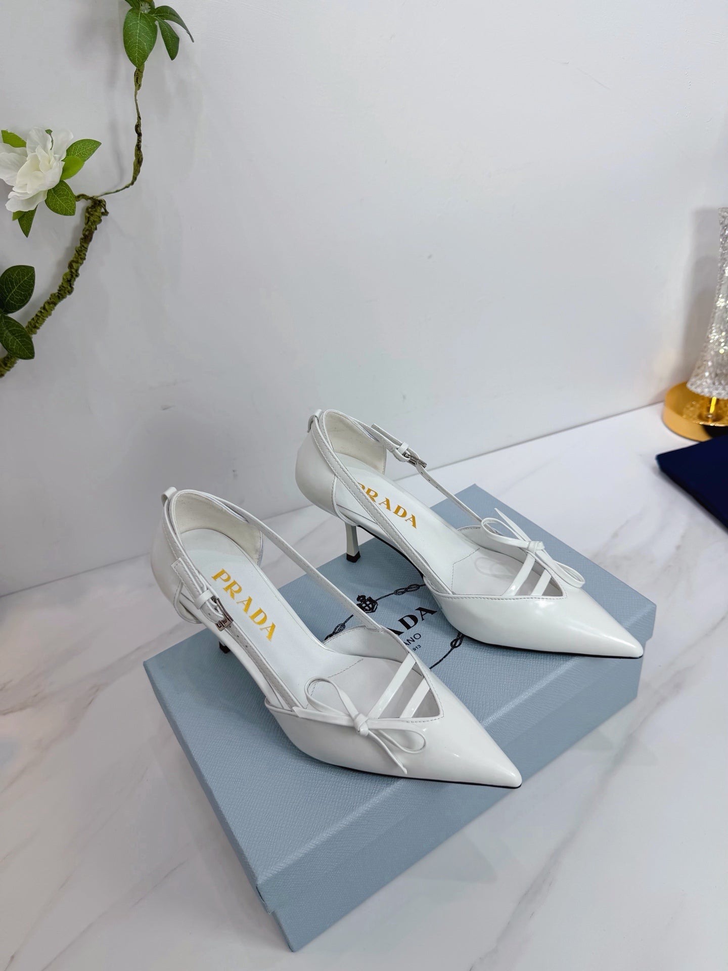 Prada Scarpin Open-Side Em Couro Verniz Branco Com Laço. Salto 7,5 cm.