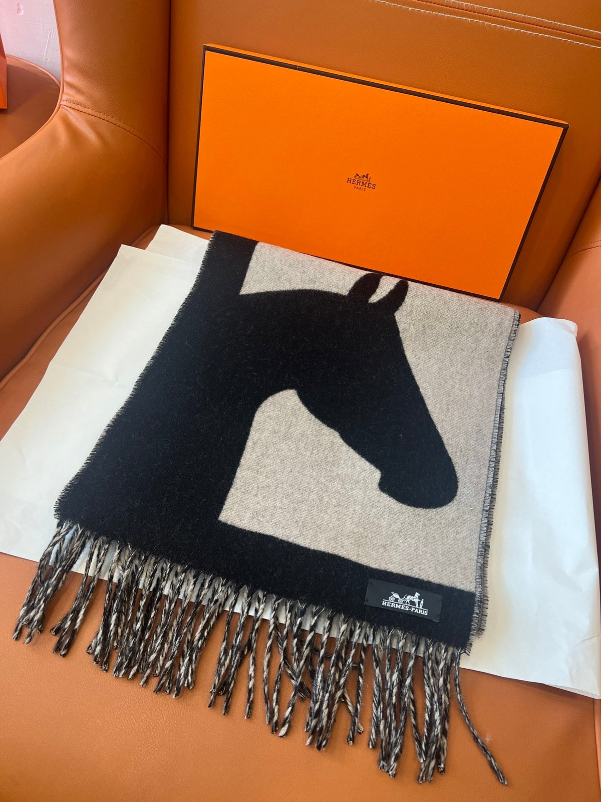 Cachecol Hermès Casaque Love Story Preto e Bege