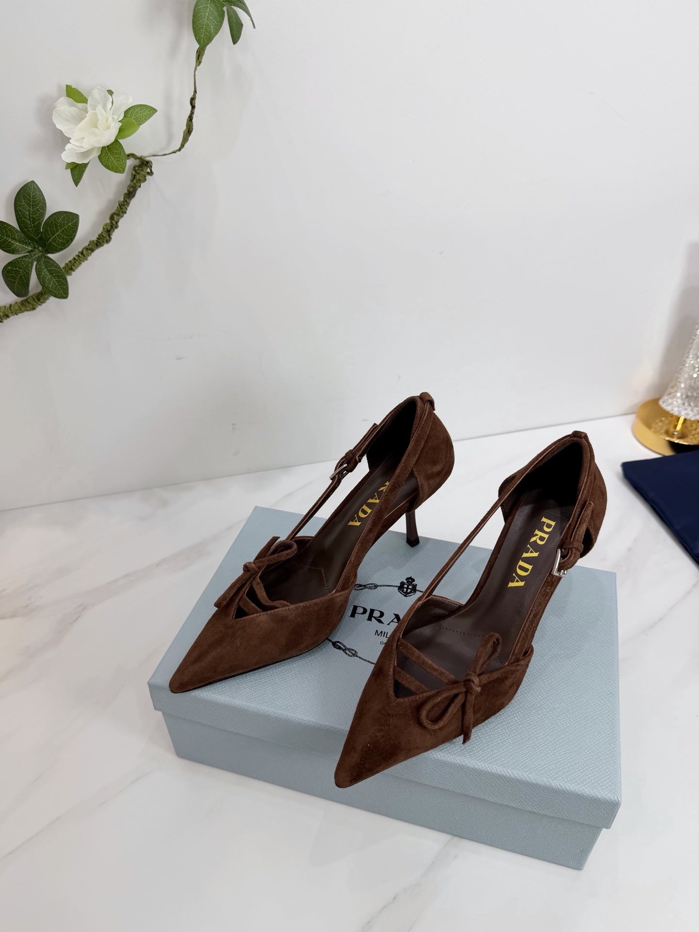 Prada Scarpin Open-Side Em Couro Camurça Marrom Com Laço. Salto 7,5 cm.