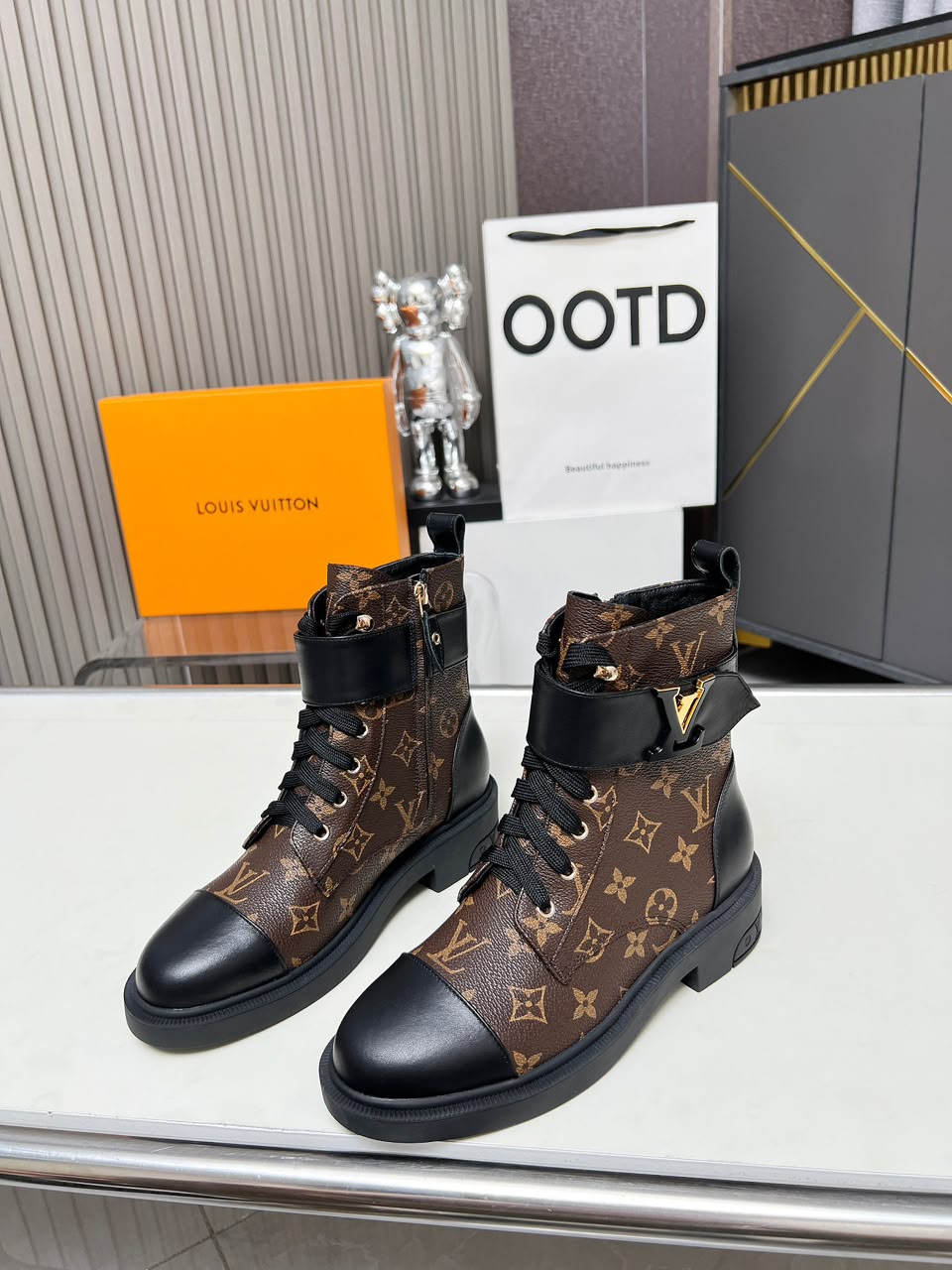 Louis Vuitton Wonderland Monogram Flat Ranger