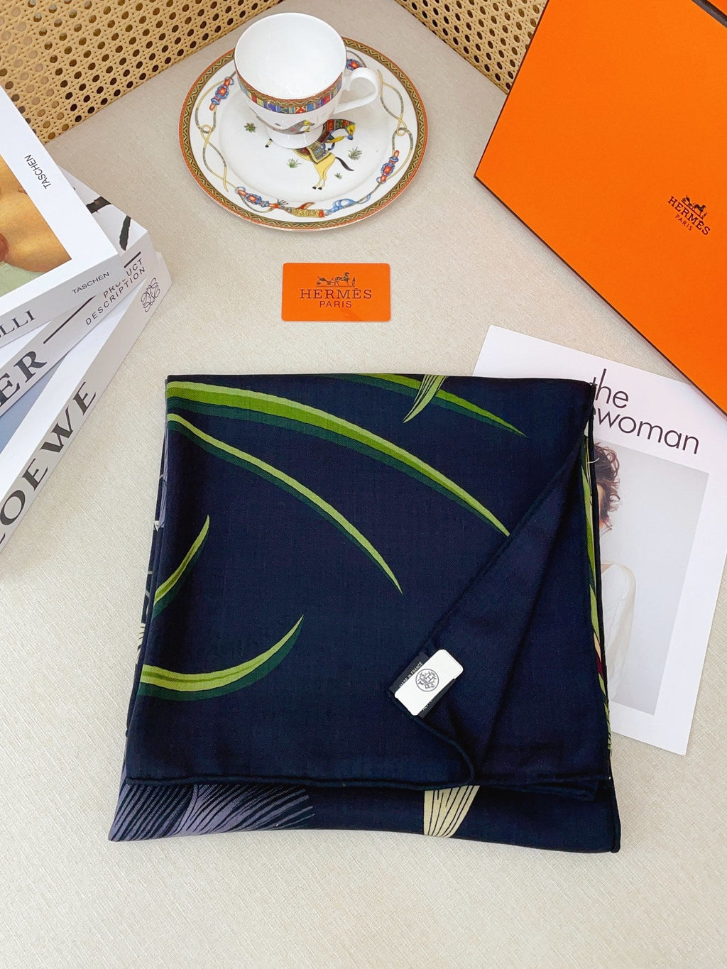 Lenço Hermès Carré 90 "Bouquet Final" Cor Ébano / Areia / Verde