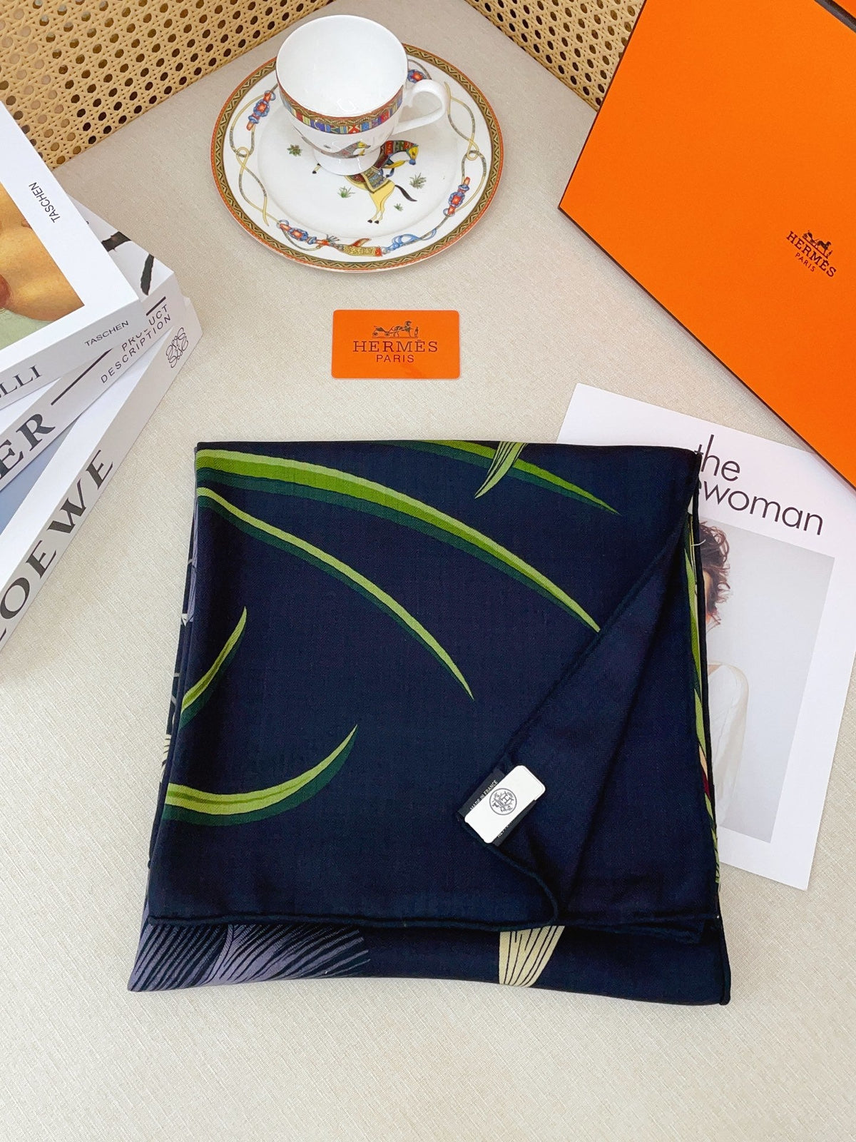 Lenço Hermès Carré 90 "Bouquet Final" Cor Ébano / Areia / Verde