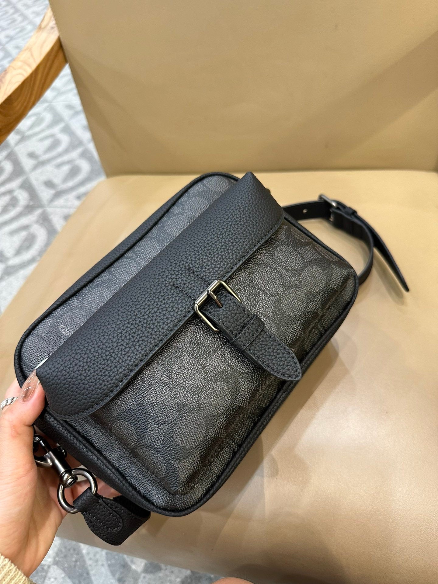 Bolsa Transversal Coach Warner em Canvas Signature Black