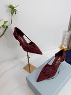 Prada Scarpin Open-Side Em Couro Camurça Vinho Com Laço. Salto 7,5 cm.
