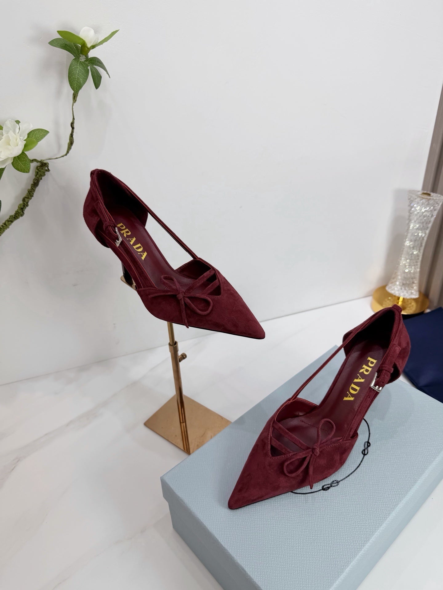 Prada Scarpin Open-Side Em Couro Camurça Vinho Com Laço. Salto 7,5 cm.