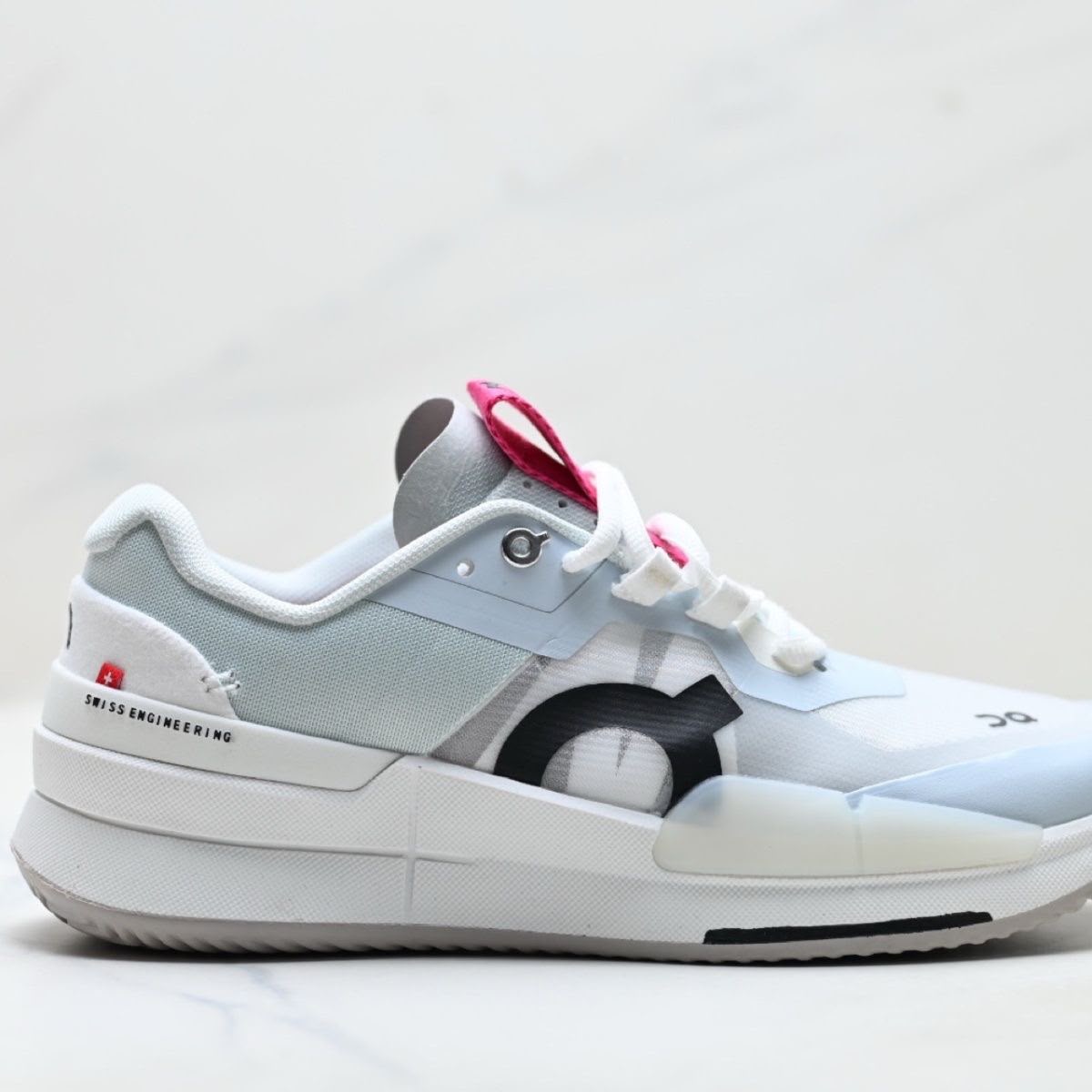 On Running The Roger Pro 2 Clay White / Pink .