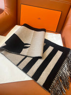 Cachecol Hermès Casaque Love Story Preto e Bege