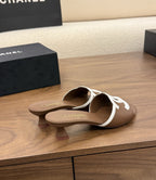 Chanel Interlocking CC Heeled Mules Brown & White. Salto 5 cm.