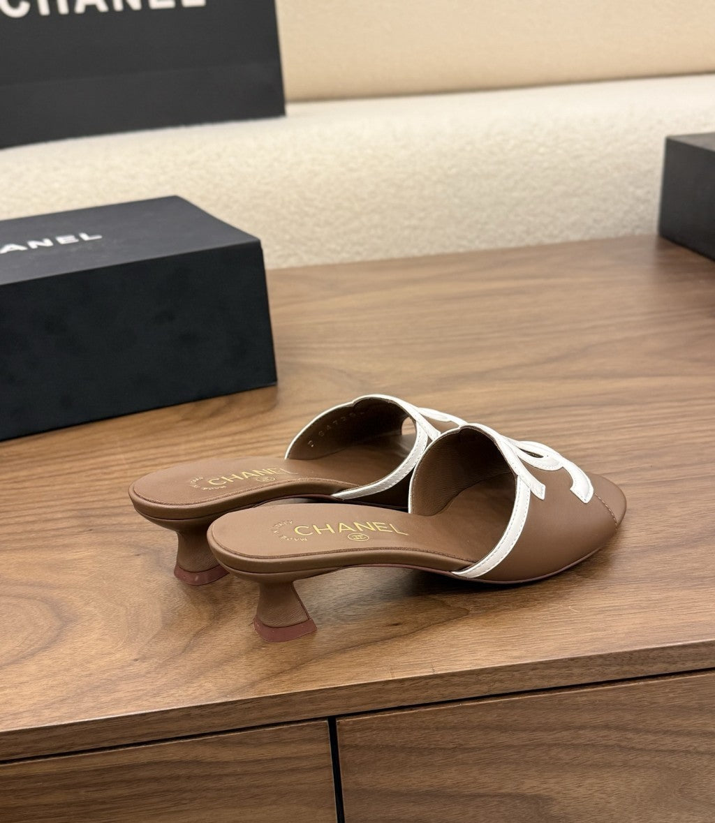 Chanel Interlocking CC Heeled Mules Brown & White. Salto 5 cm.
