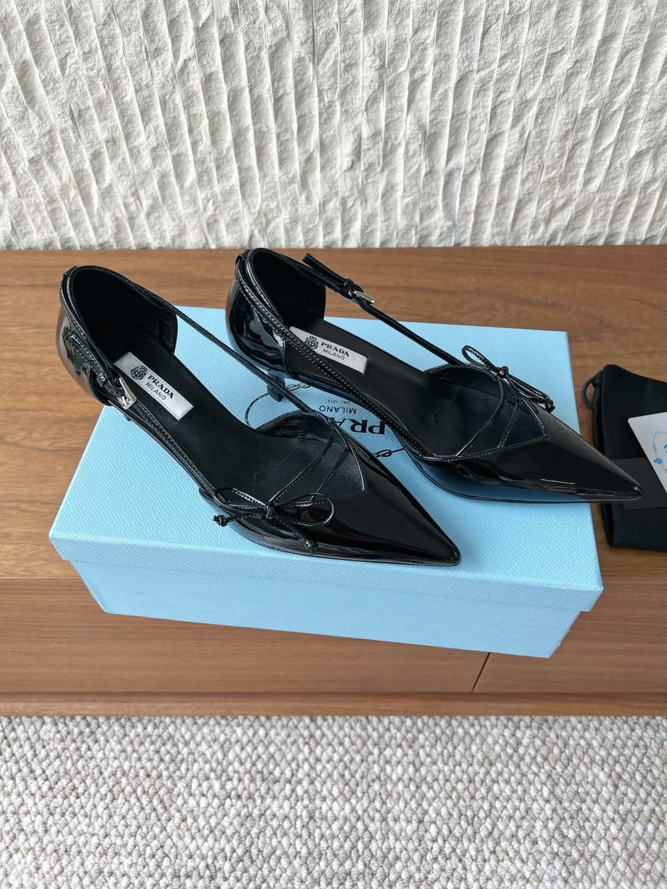 Prada Scarpin Open-Side Em Couro Verniz Preto Com Laço. Salto 7,5 cm.