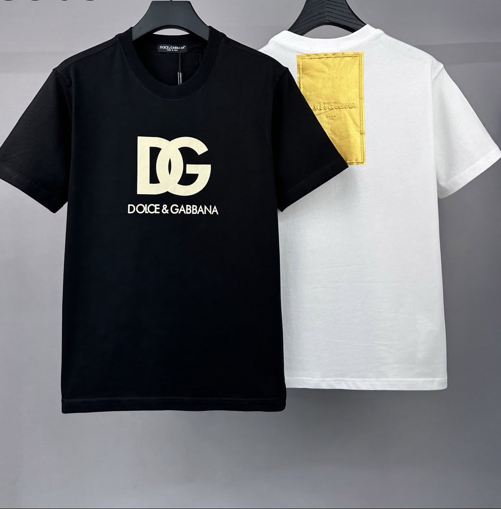 Camiseta Dolce & Gabbana com Tag Traseira de Cetim Dourado "2024"