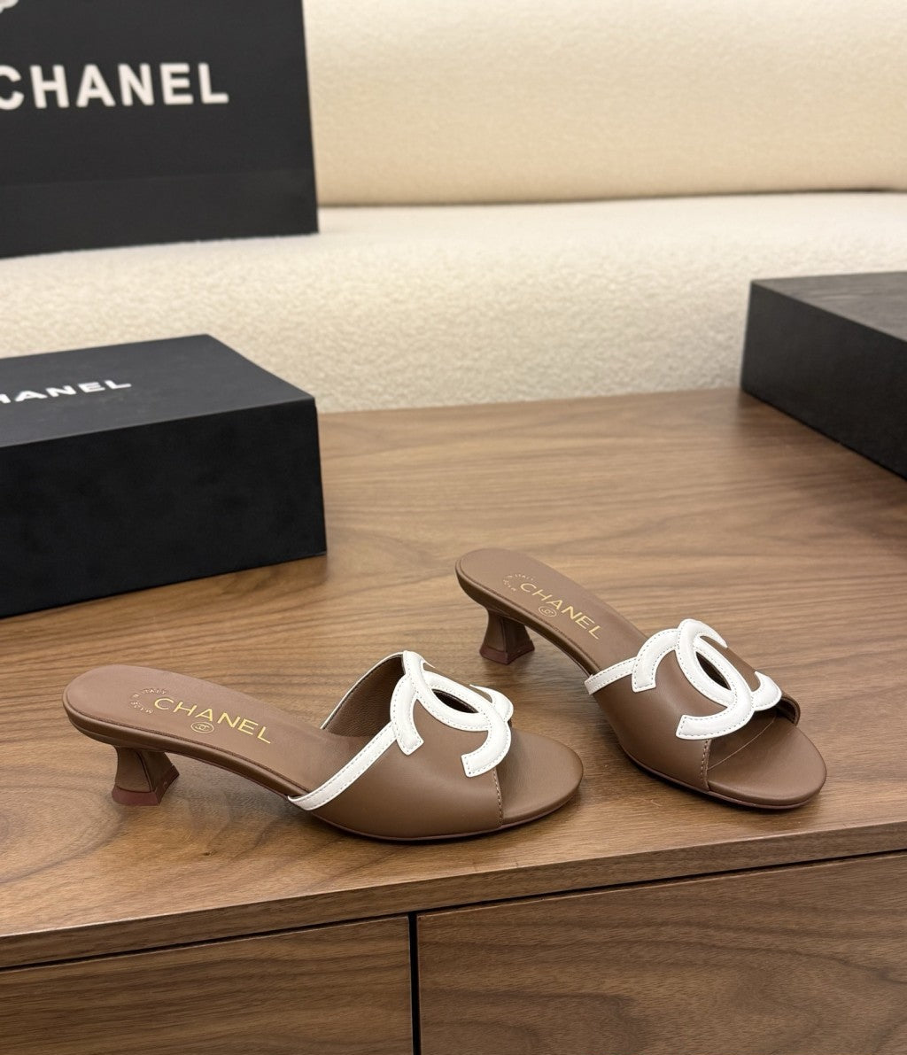 Chanel Interlocking CC Heeled Mules Brown & White. Salto 5 cm.