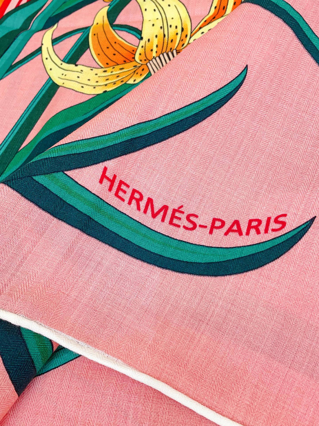 Lenço Hermès Carré 90 "Bouquet Final" Cor Rosa Vivo / Verde Cipreste / Amarelo