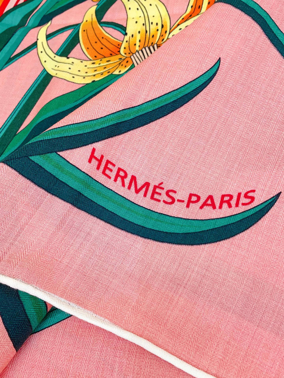 Lenço Hermès Carré 90 "Bouquet Final" Cor Rosa Vivo / Verde Cipreste / Amarelo