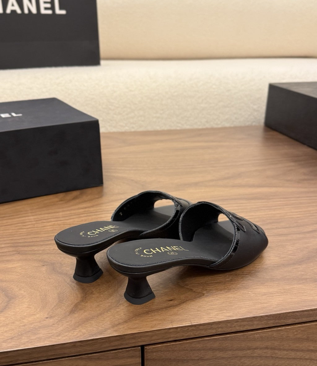 Chanel Interlocking CC Heeled Mules Black. Salto 5 cm.