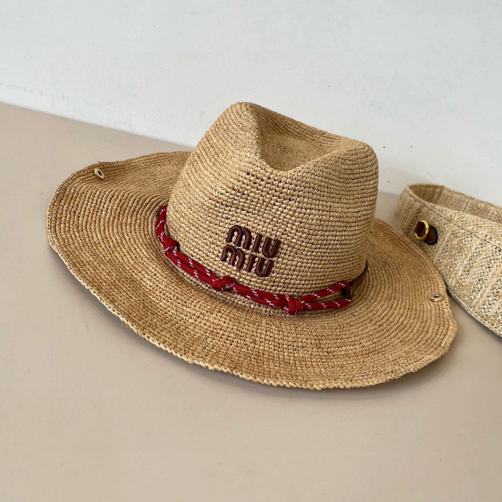 Chapéu em ráfia Miu Miu.