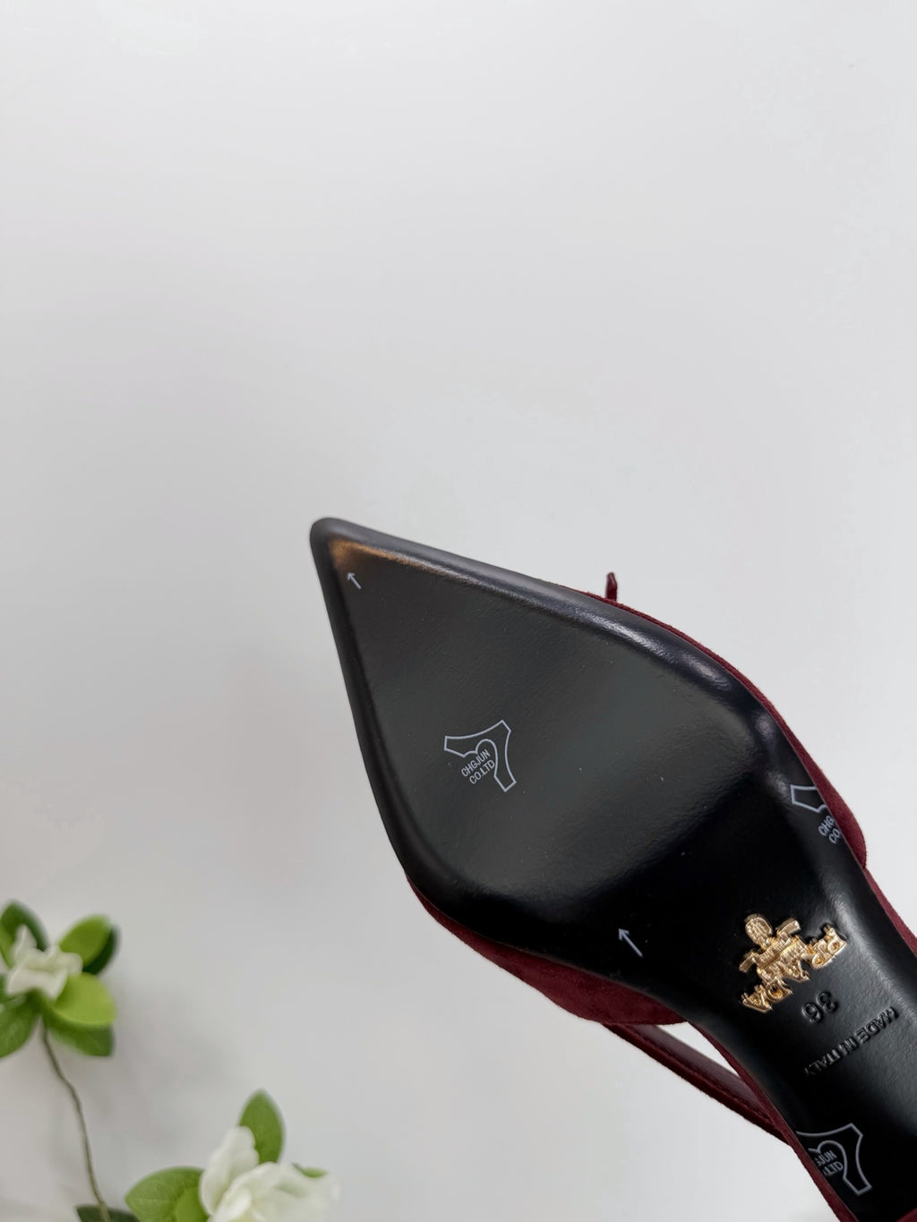 Prada Scarpin Open-Side Em Couro Camurça Vinho Com Laço. Salto 7,5 cm.