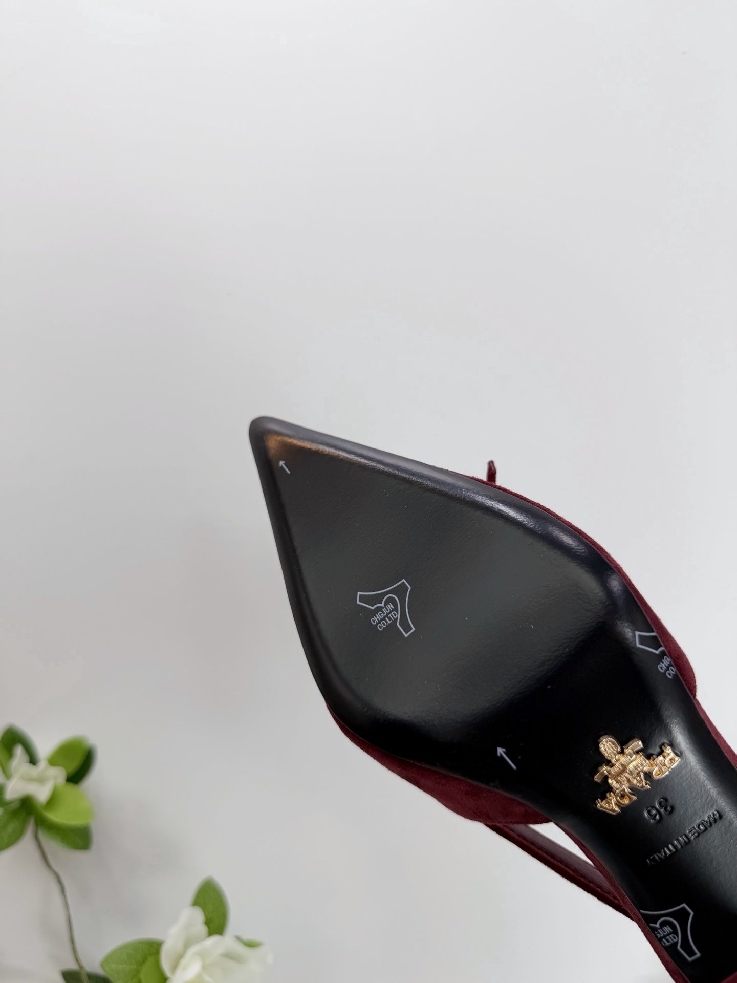 Prada Scarpin Open-Side Em Couro Camurça Vinho Com Laço. Salto 7,5 cm.