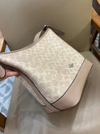 Coach Jude Duffle Bag em Signature Canvas Khaki Claro Ferragens Prata