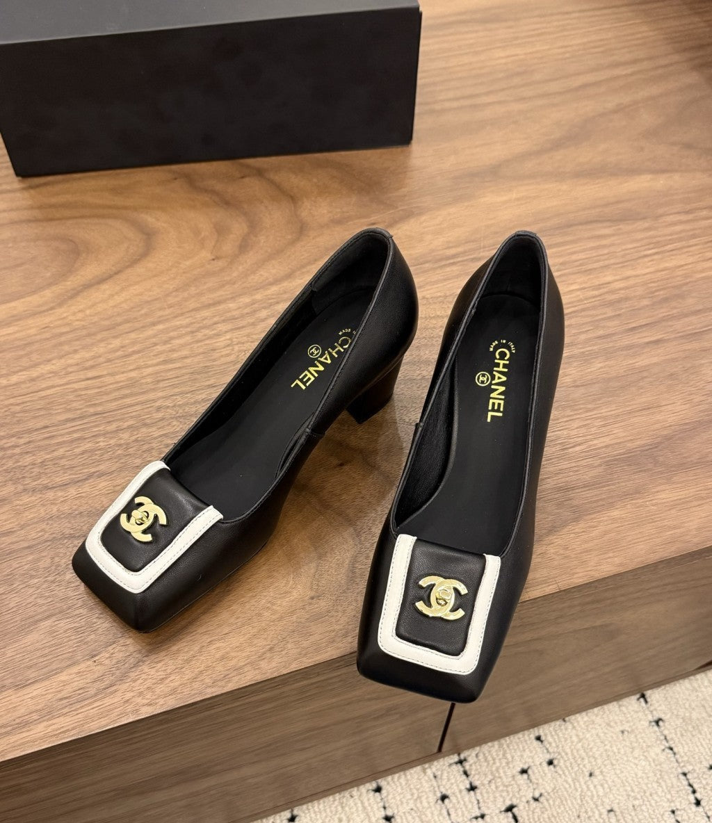 Chanel Blazy Turnlock Pumps Black Ivory. Salto 5 cm.