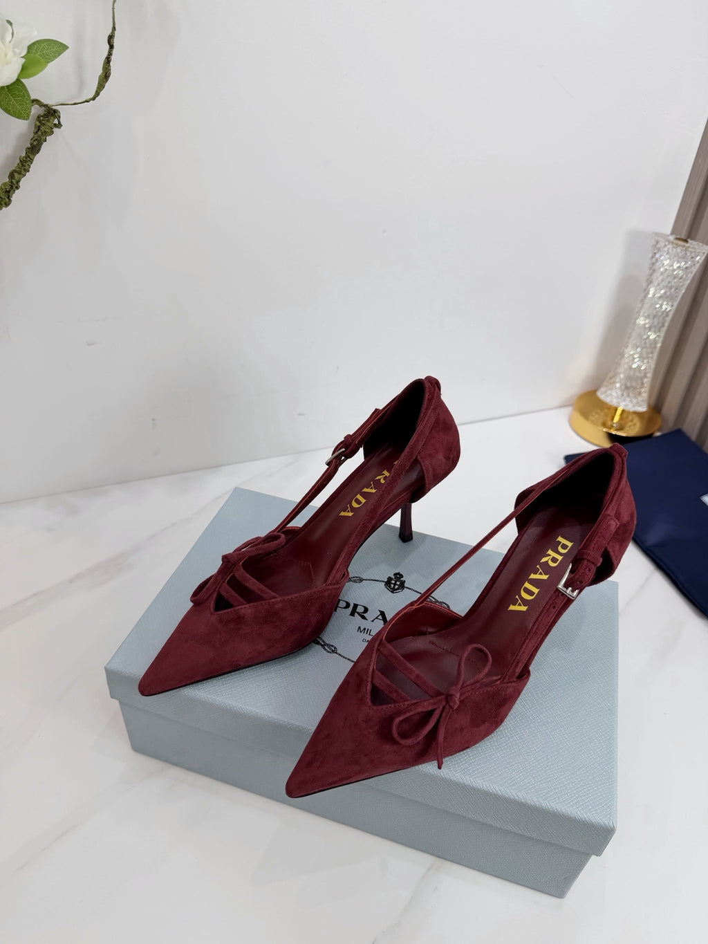Prada Scarpin Open-Side Em Couro Camurça Vinho Com Laço. Salto 7,5 cm.