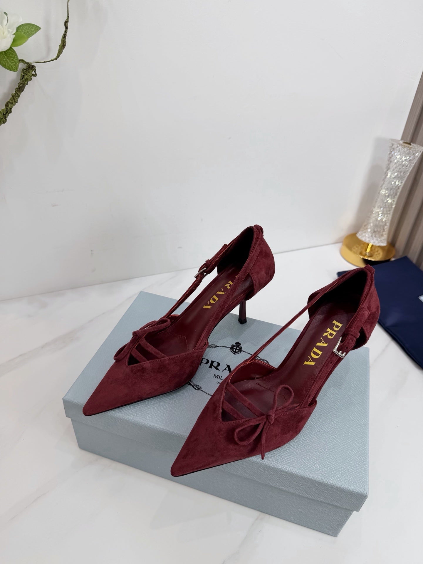 Prada Scarpin Open-Side Em Couro Camurça Vinho Com Laço. Salto 7,5 cm.