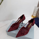 Prada Scarpin Open-Side Em Couro Camurça Vinho Com Laço. Salto 7,5 cm.