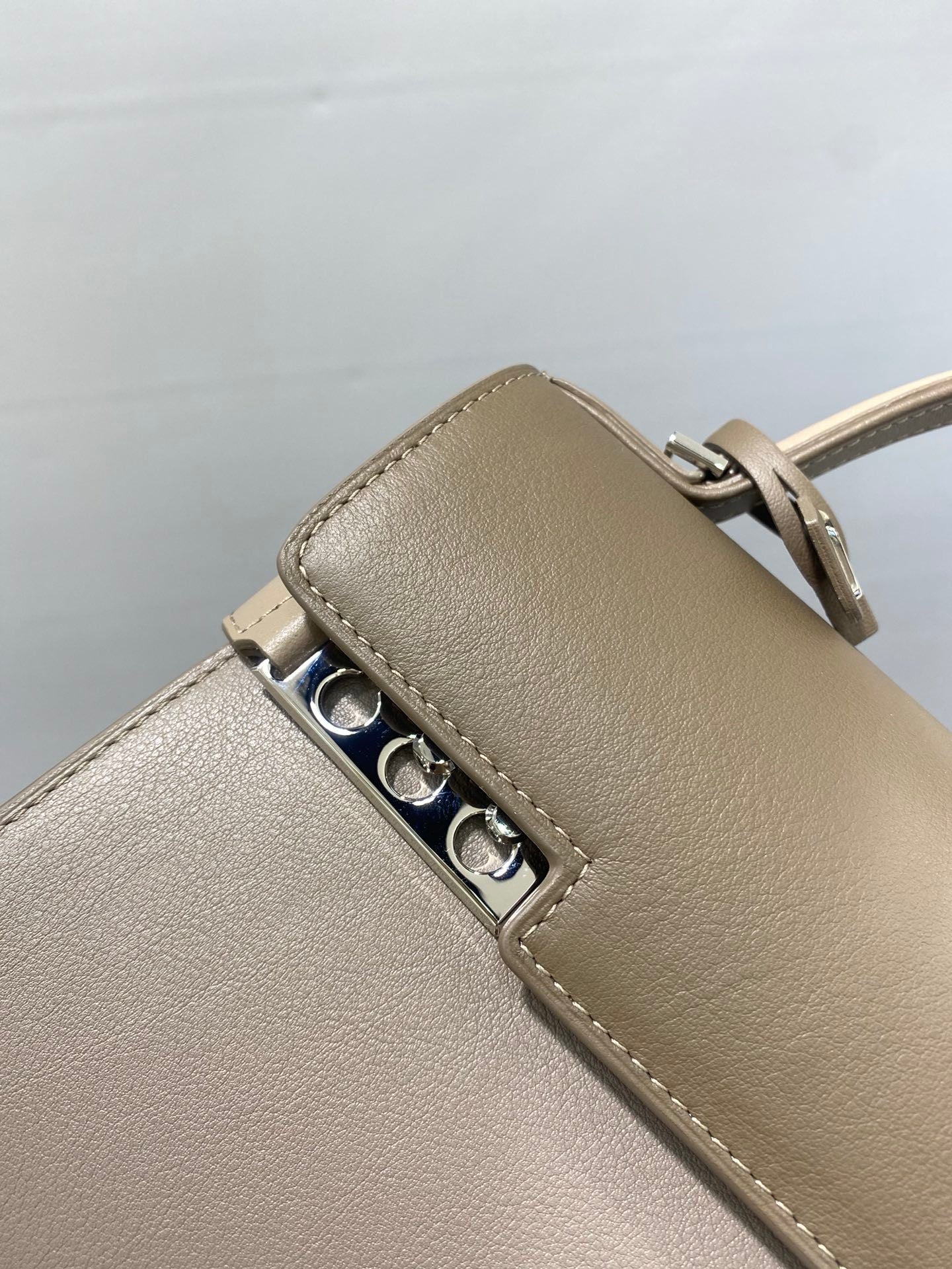 Delvaux Tempête MM Taupe