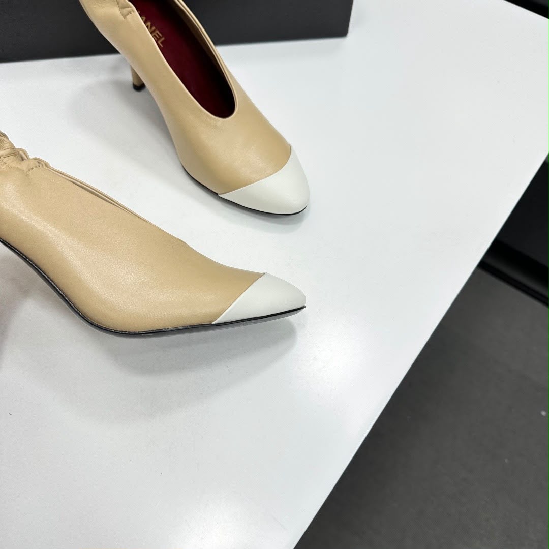 Chanel em Couro Lambskin Bicolor Bege e Branco