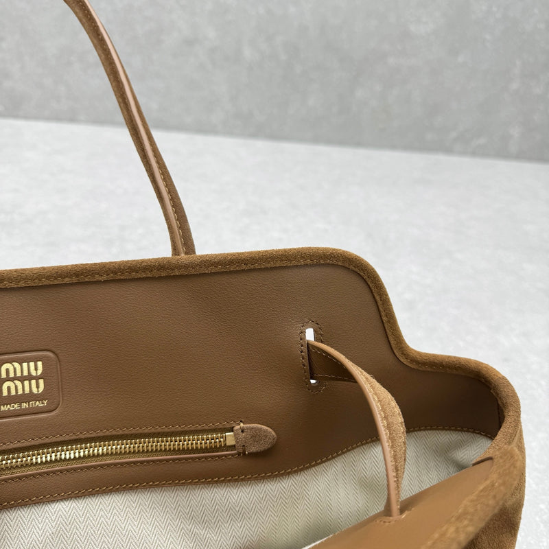 Bolsa Miu Miu Aventure em camurça