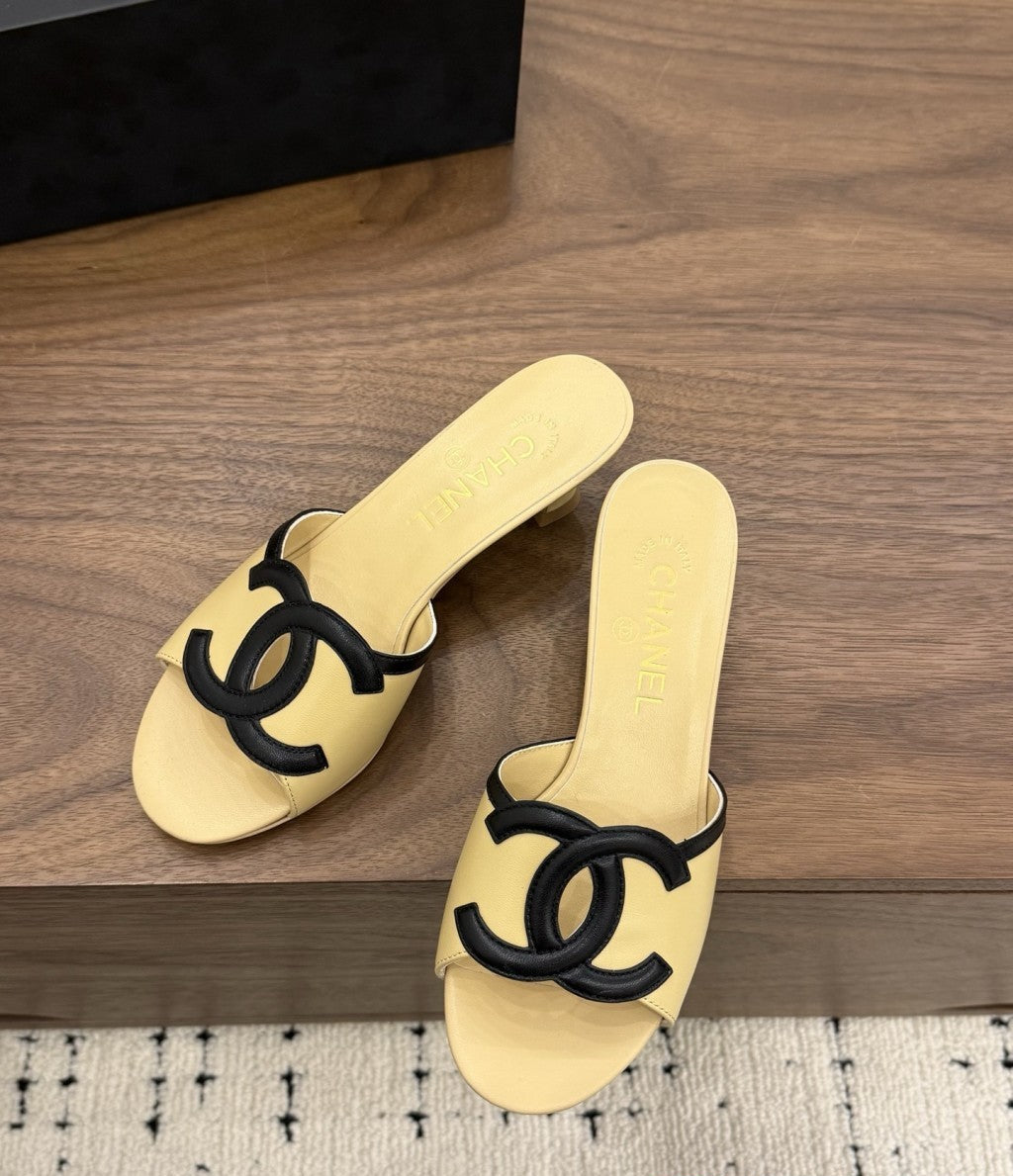 Chanel Interlocking CC Heeled Mules Yellow & Black. Salto 5 cm.