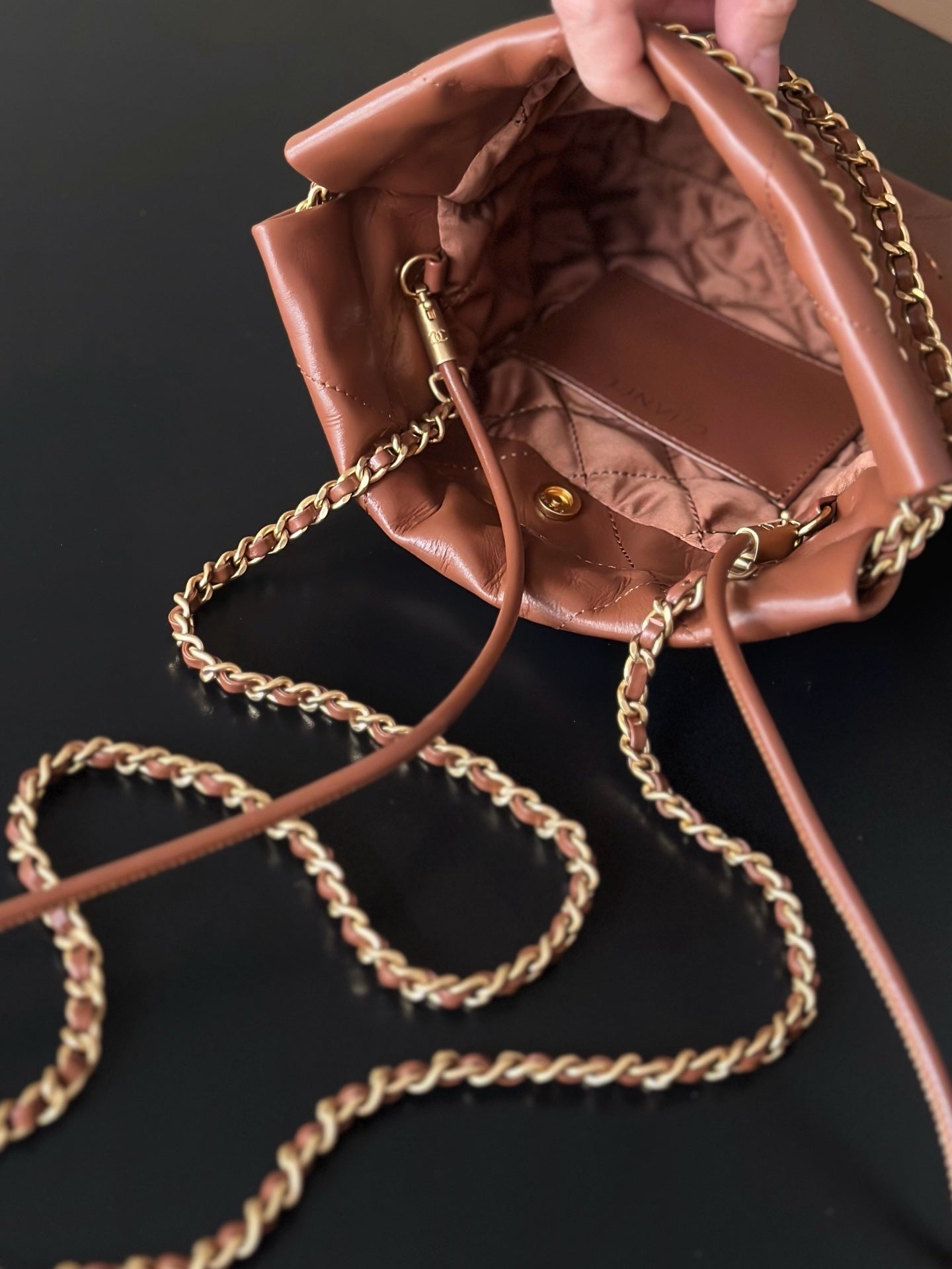 Chanel Mini 22 Handbag Couro Marrom .