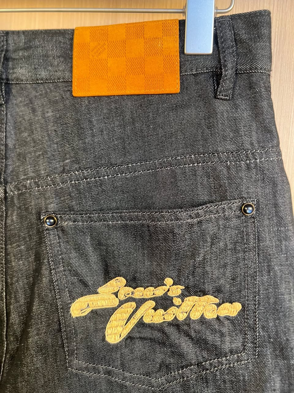 Short Louis Vuitton Utilitário em Jeans Bordado com Assinatura