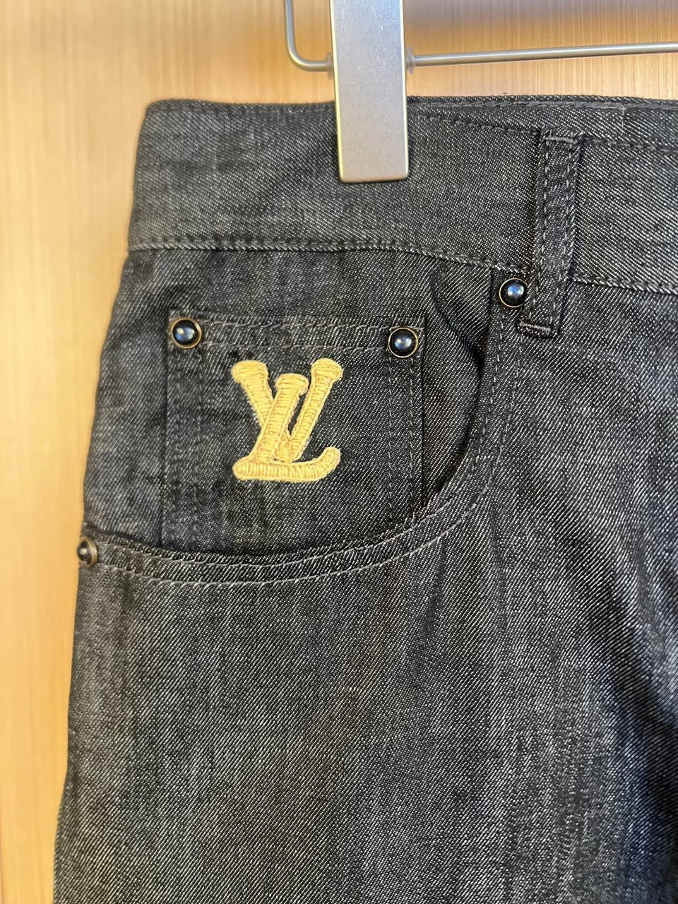 Short Louis Vuitton Utilitário em Jeans Bordado com Assinatura