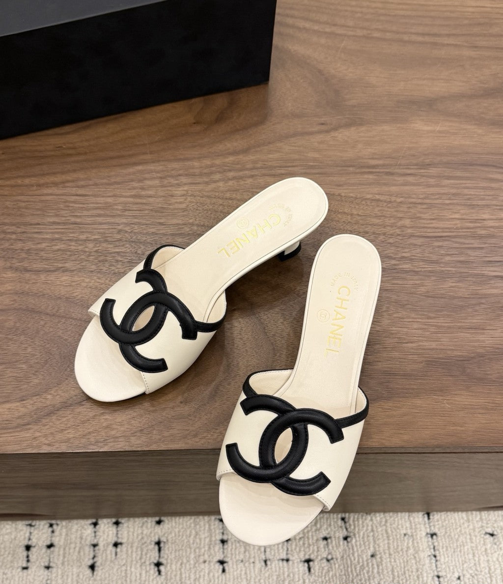 Chanel Interlocking CC Heeled Mules  Ivory & Black. Salto 5 cm.