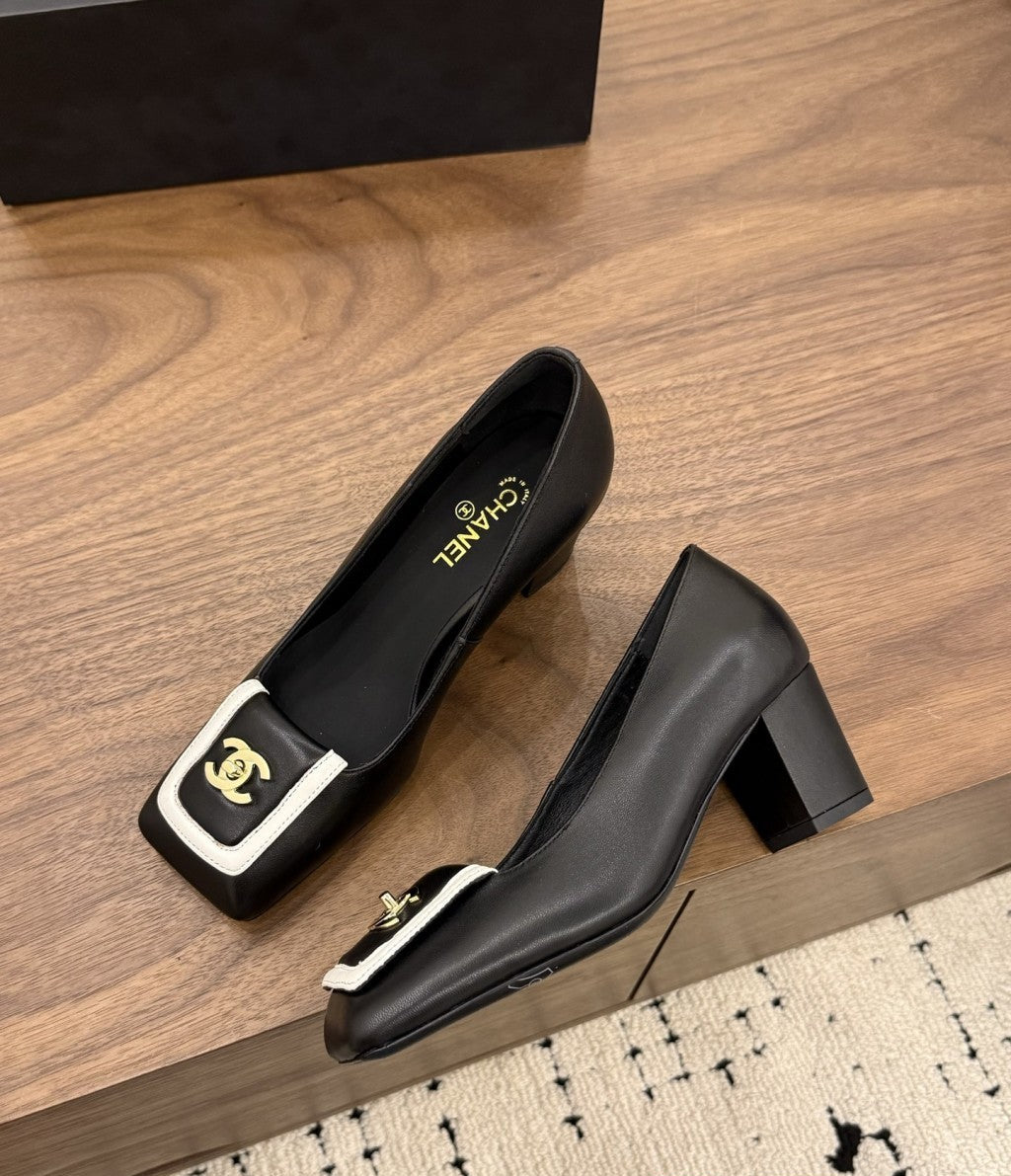 Chanel Blazy Turnlock Pumps Black Ivory. Salto 5 cm.